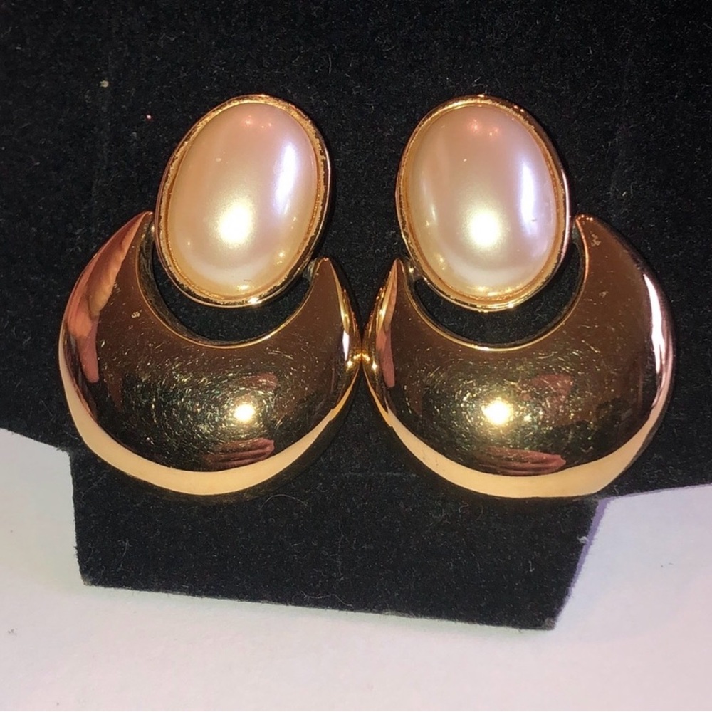VINTAGE 90s Monet Gold and Pearl Earrings